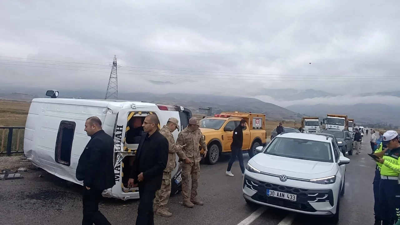 Öğrenci servisi devrildi: 10 yaralı