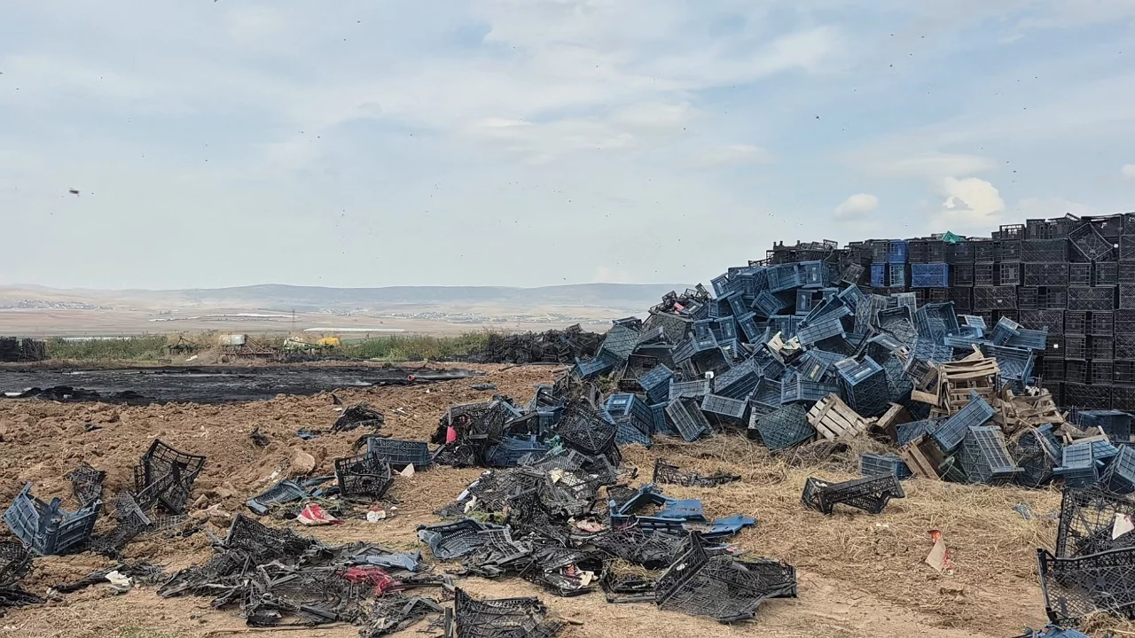 &Ccedil;ıkan yangında binlerce plastik kasa yandı