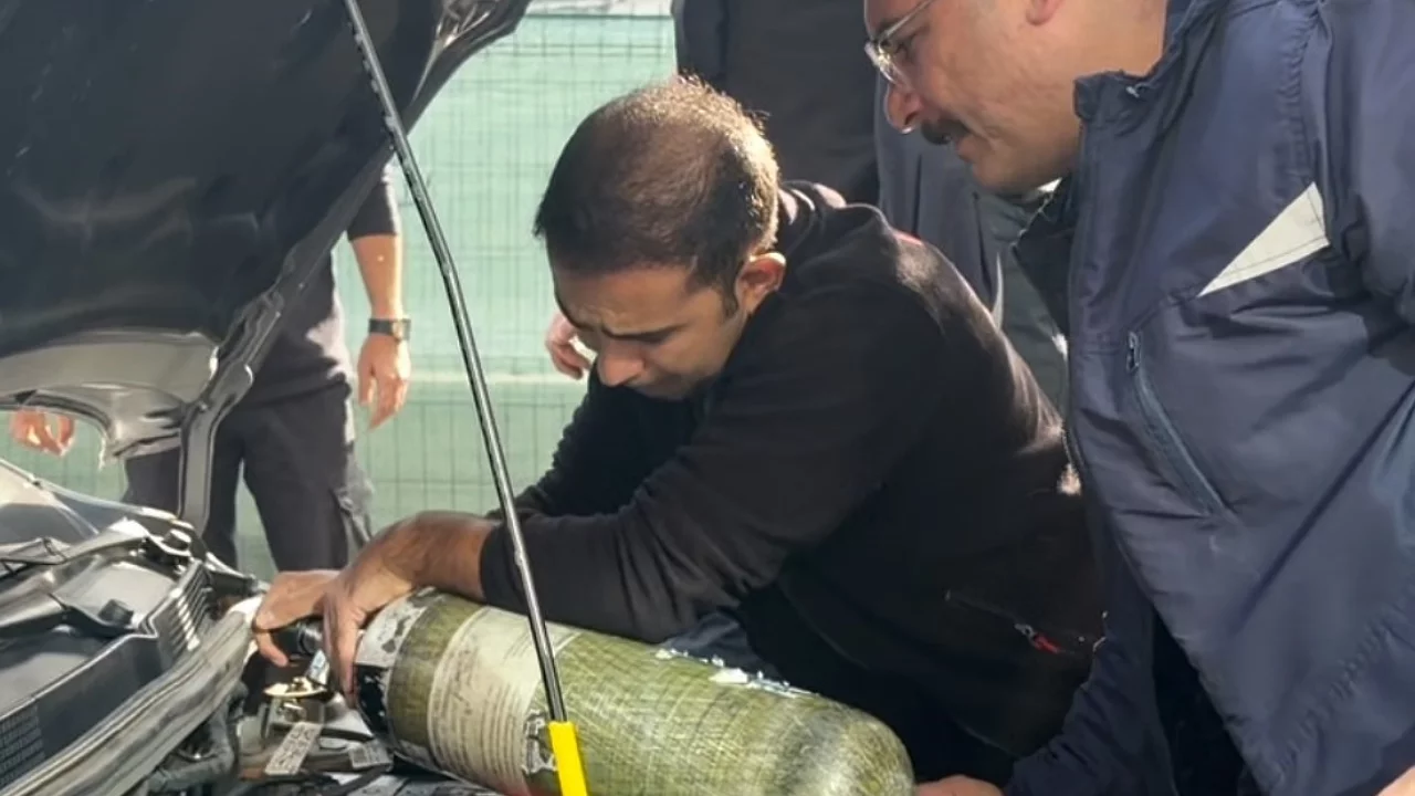 Otomobilin motor kısmına saklanan kedi oksijen gazı basılarak &ccedil;ıkarıldı