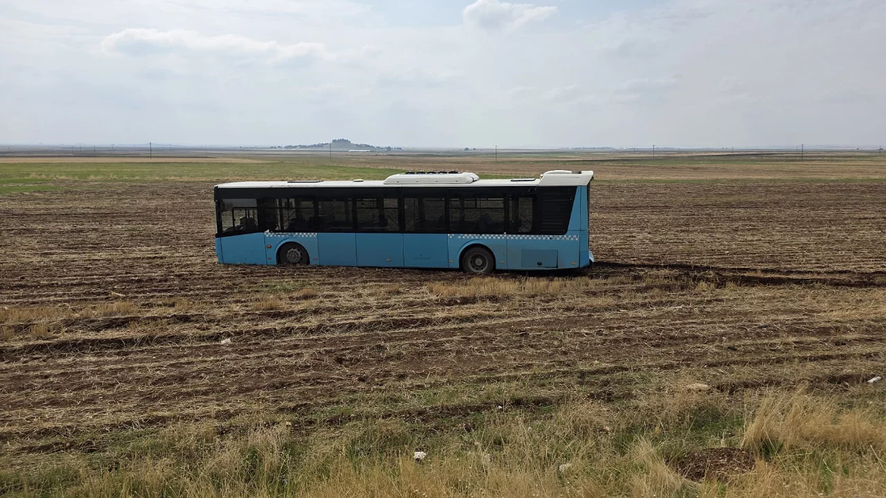 Otob&uuml;s yoldan &ccedil;ıktı, faciaya ramak kaldı