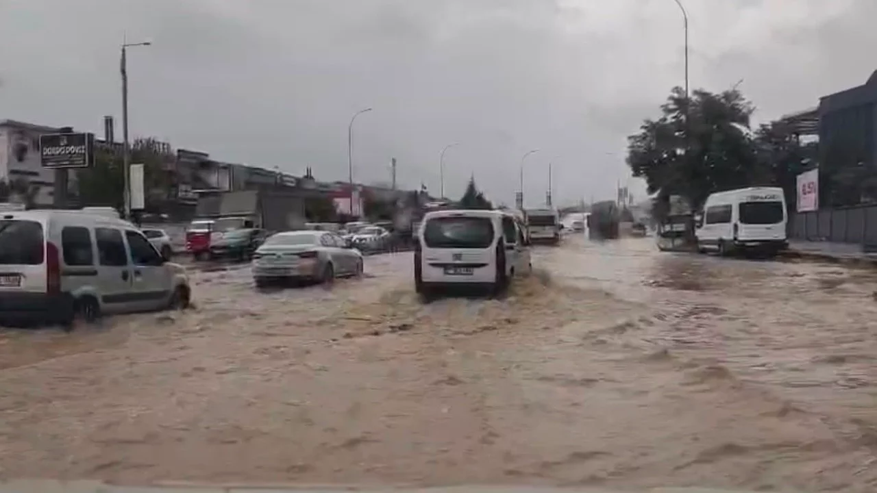Sağanak yağış sonrası yollar g&ouml;le d&ouml;nd&uuml;