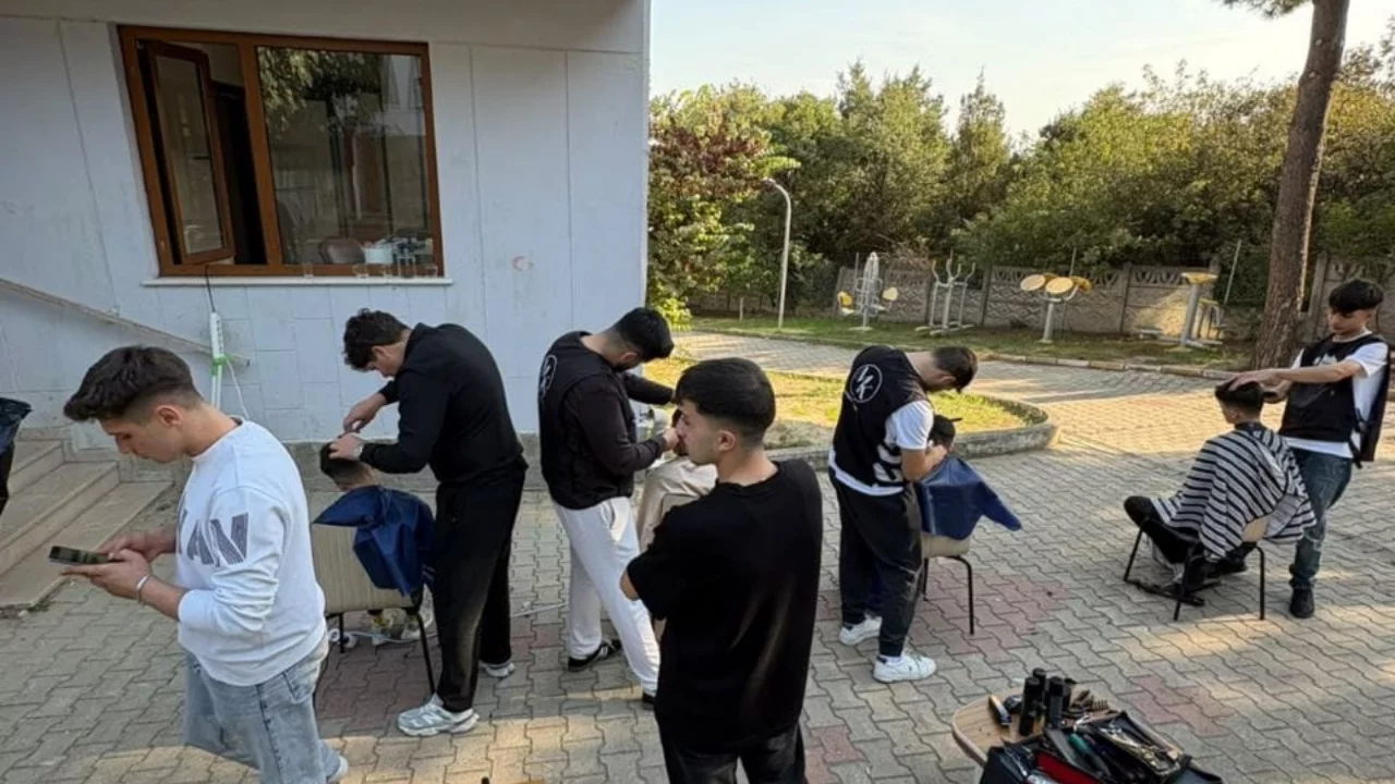 Kimsesiz &ccedil;ocukların sa&ccedil;larını kestiler