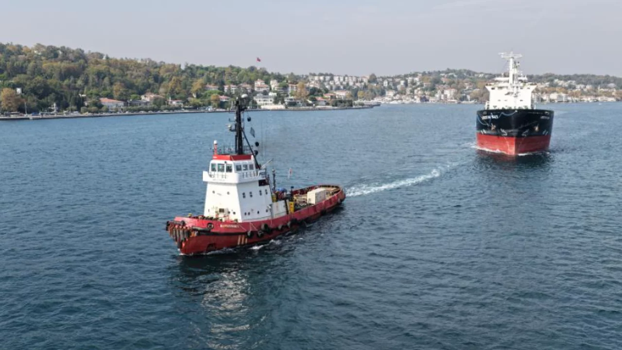 Karadeniz'de vurulan gemiler boğazdan geçti!