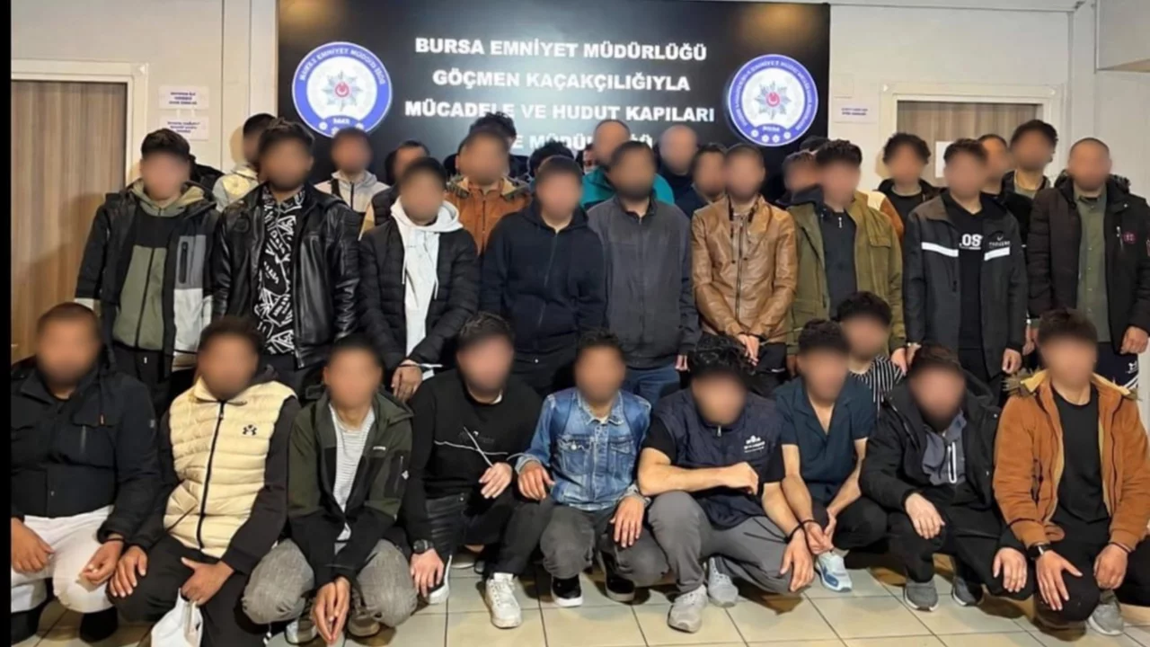 Bursa'da g&ouml;&ccedil;men ka&ccedil;ak&ccedil;ılığı ağına darbe! 11 ş&uuml;pheli yakalandı