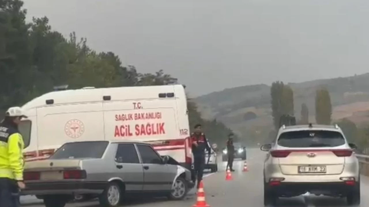 Bursa'da korkutan kaza! Ambulansla otomobil &ccedil;arpıştı...