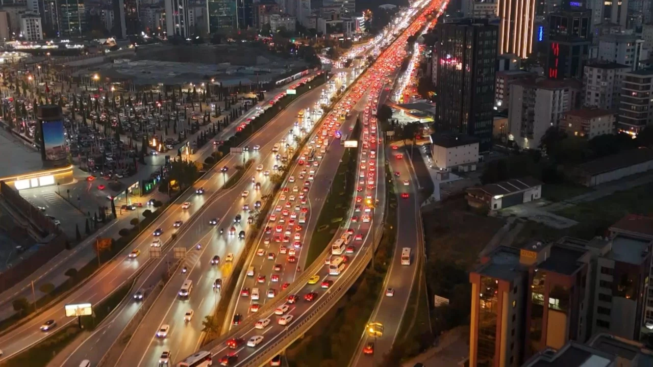 İstanbul'da iş çıkışı trafik kilitlendi! Yoğunluk yüzde 72'ye ulaştı