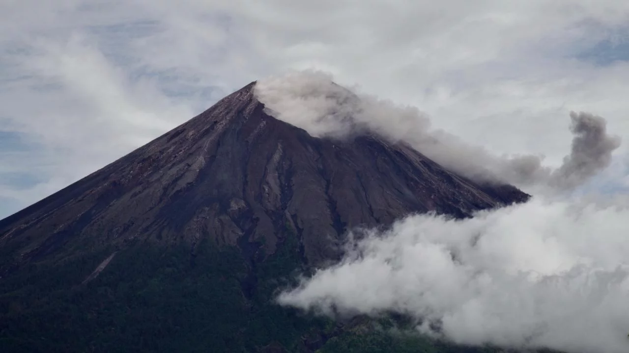 Semeru Yanardağı yeniden uyandı: Küller 900 metre yükseldi, depremler kaydedildi