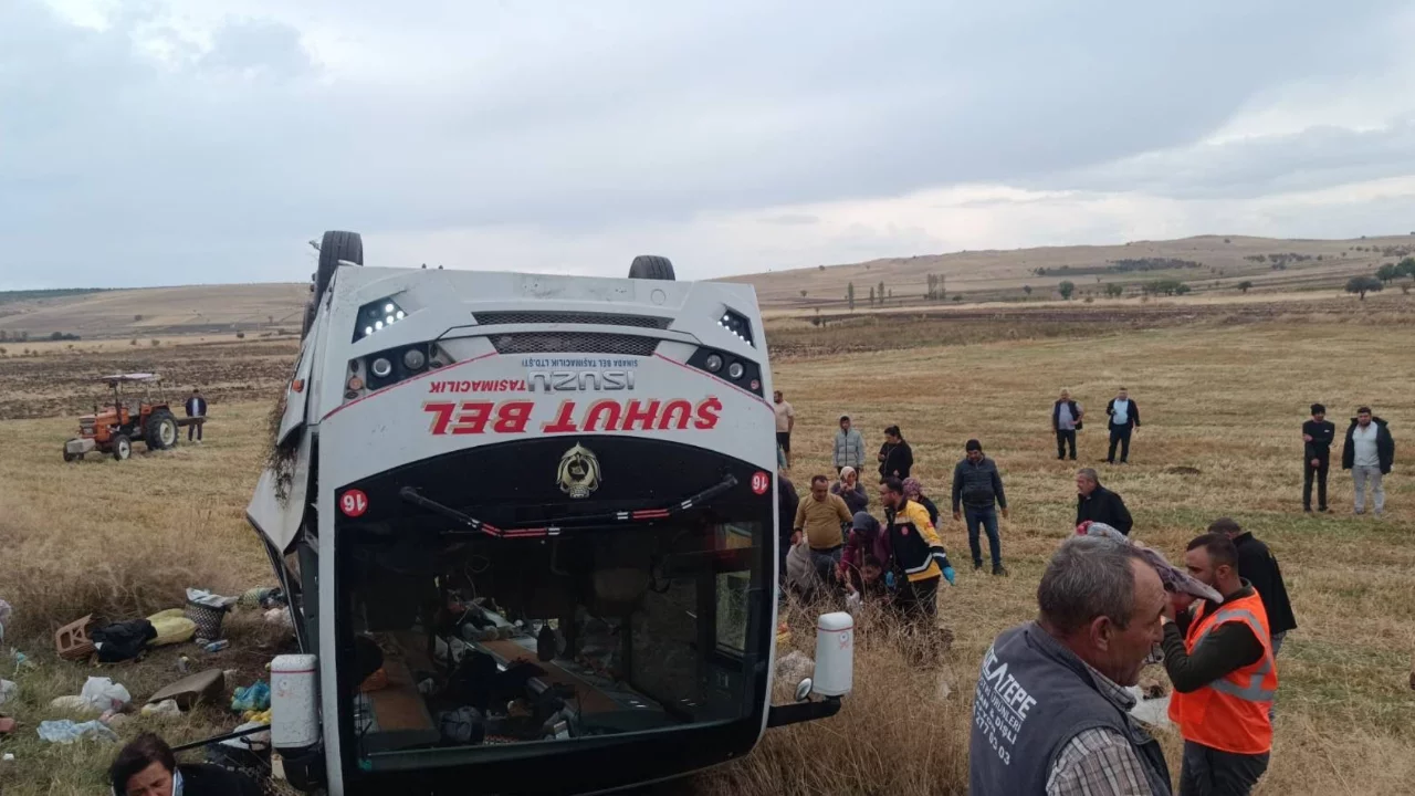 İş&ccedil;ileri taşıyan midib&uuml;s şarampole devrildi: 1 kişi hayatını kaybetti, &ccedil;ok sayıda yaralı var