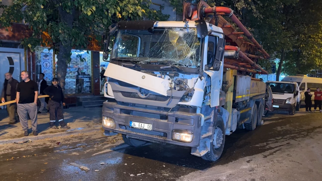 Beton pompası yokuşta geri kaydı! Park halindeki 7 araca çarptı