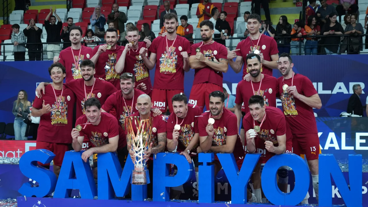 Galatasaray'dan kupa zaferi! Yıldız isimlerden taraftara mesaj: "Bunlar daha başlangıç"