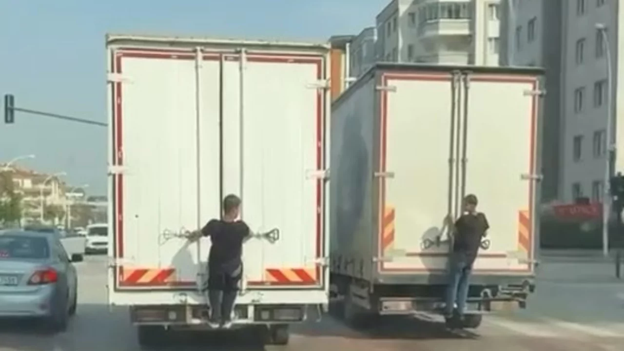 Bursa'da tehlikeli yolculuk: Hareket halindeki kamyona tutundular