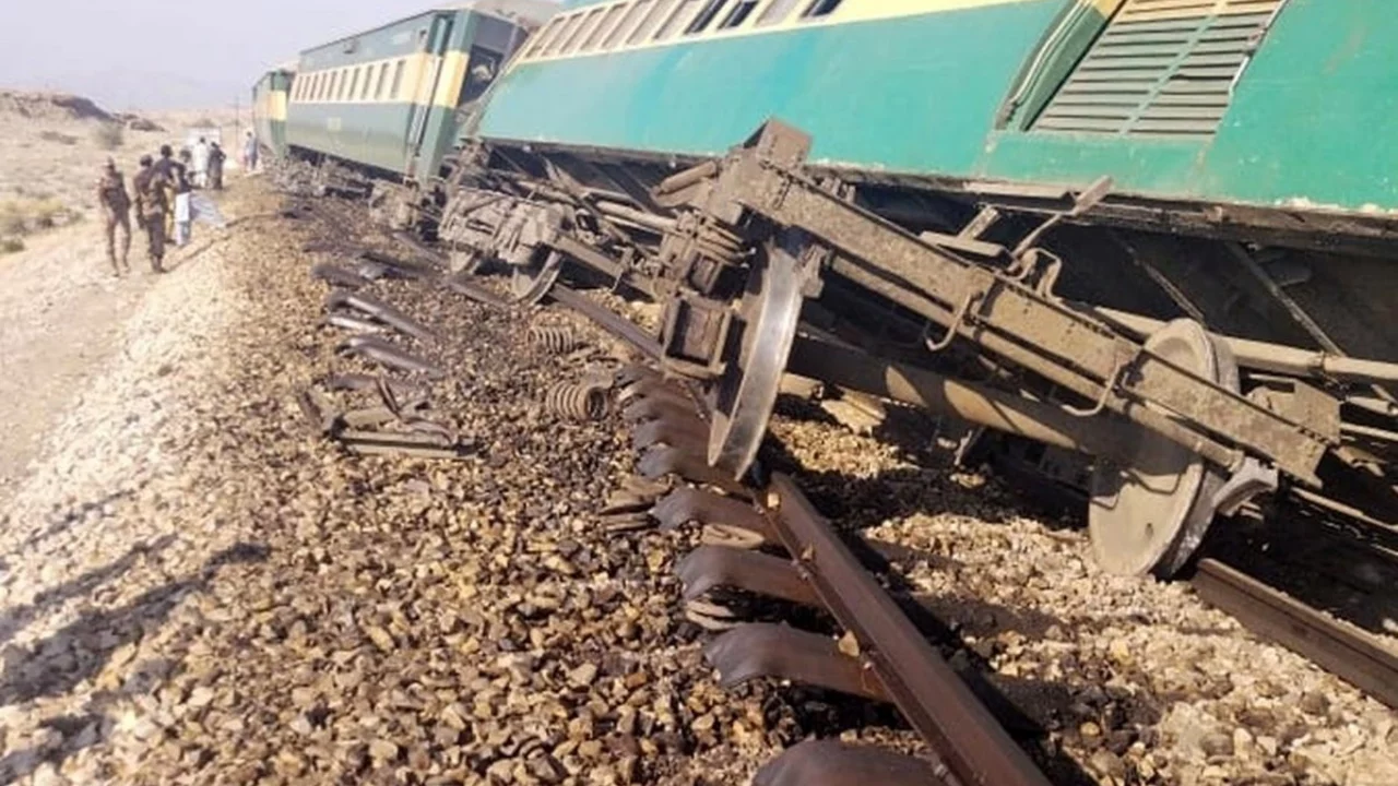 Pakistan'da Multan'da yolcu treni raydan çıktı, 5 kişi öldü, 30'dan fazla yaralı var