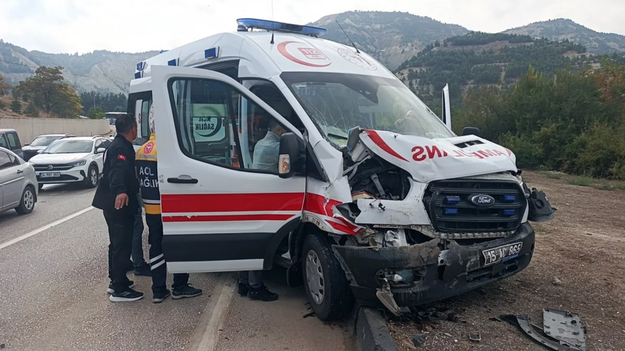 Ambulansın karıştığı kazada &ccedil;ok sayıda yaralı...