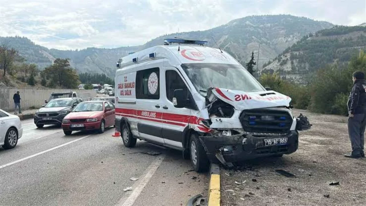 Burdur'da ambulans zincirleme kazaya karıştı: Yaralılar var 