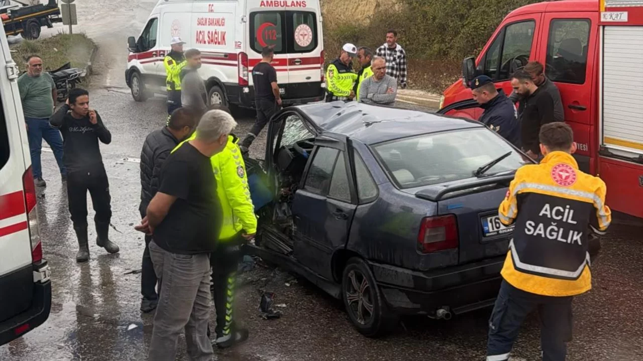 Orhangazi - Gemlik yolunda kaza! Otomobil kamyona çarptı