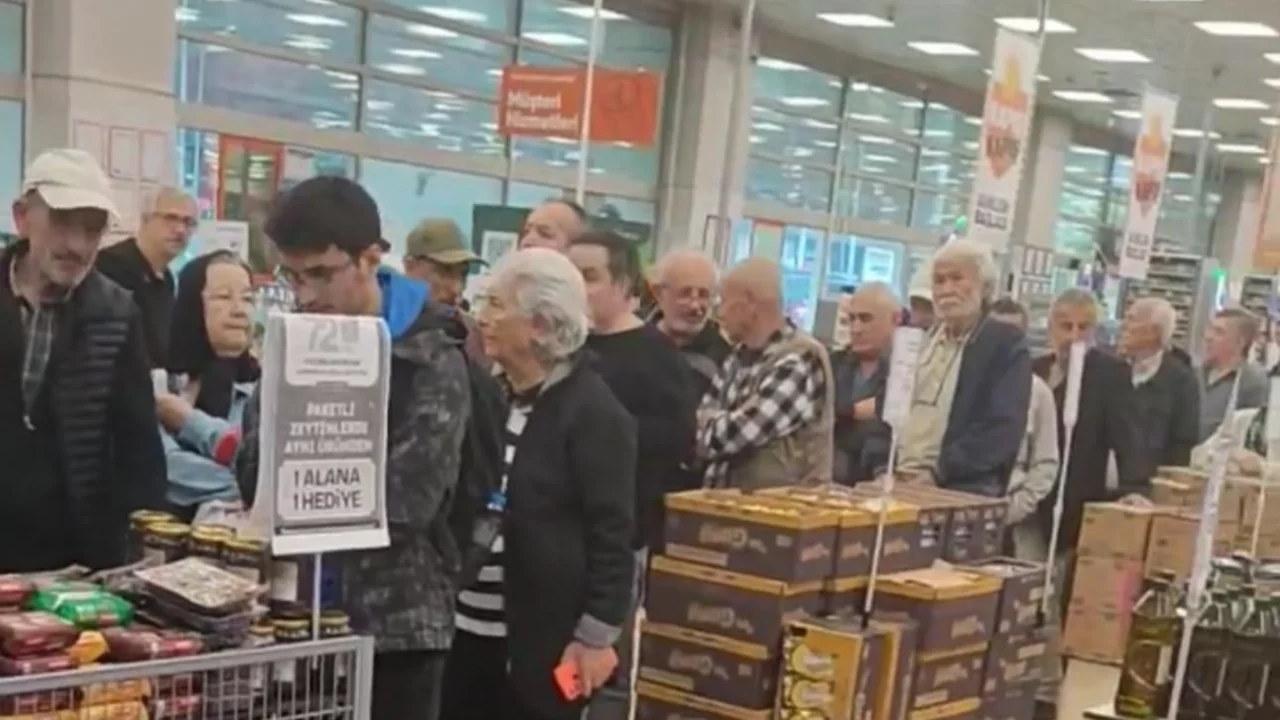 Bursa'daki &uuml;nl&uuml; zincir markette ucuz balık krizi! Bekleyiş yerini gerginliğe bıraktı