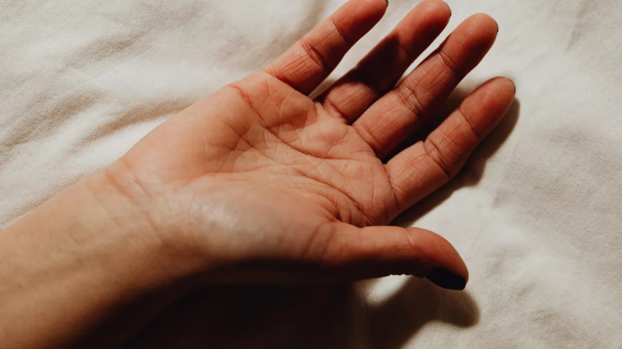 El Titremesi Neden Olur, Nasıl Ge&ccedil;er? El Titremesinin Sebepleri ve Tedavisi