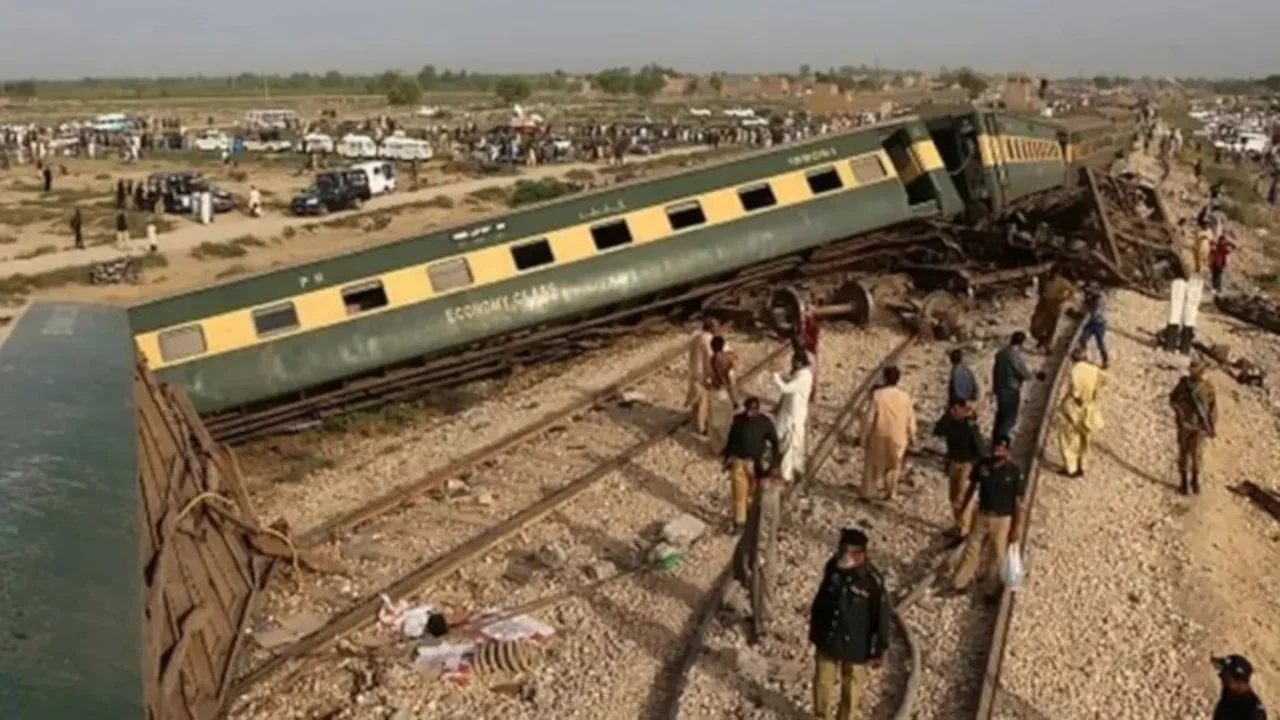 Pakistan'da tren kazası: 6 &ouml;l&uuml;, 30 yaralı