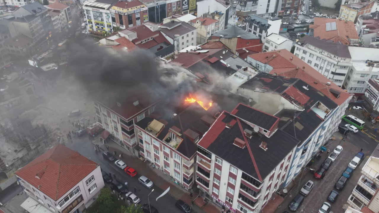 Arnavutk&ouml;y'de 5 Katlı Binanın &Ccedil;atısında Yangın! Mahsur Kalanlar Kurtarıldı