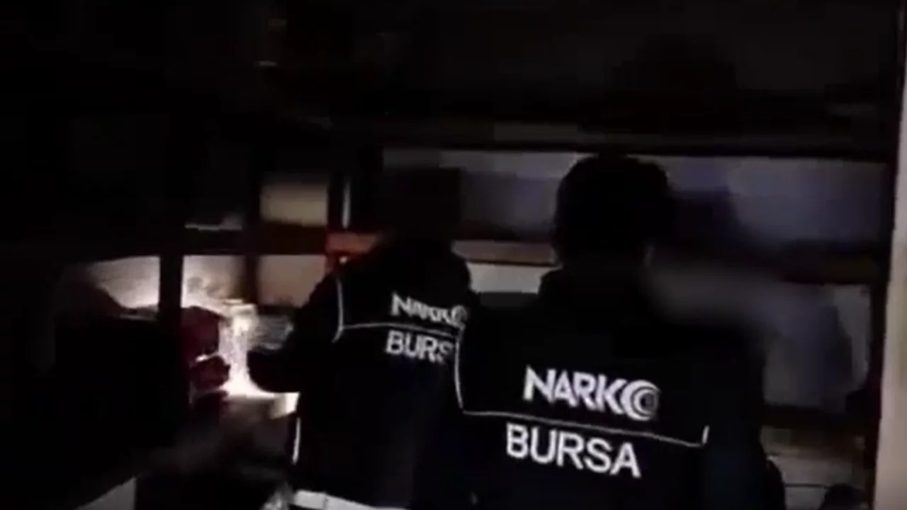 Bursa'da 200 polisle denetim! Y&uuml;zlerce kişi sorgulandı...