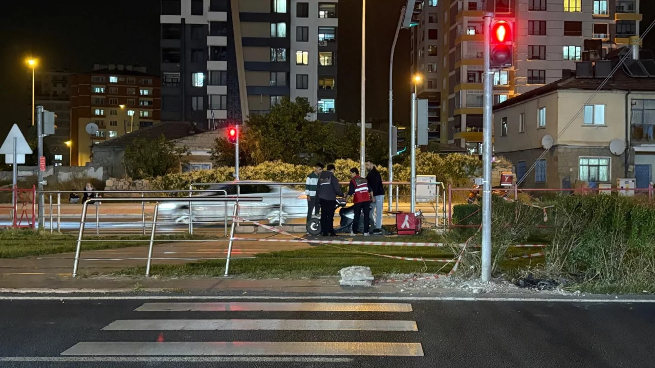 Kayseri'de motosikletle tramvay &ccedil;arpıştı! S&uuml;r&uuml;c&uuml; hastaneye kaldırıldı