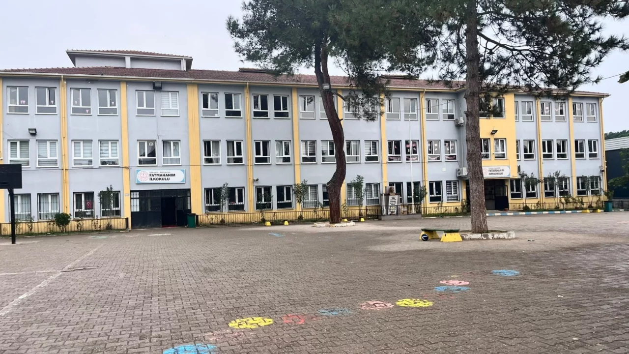 Kız &ouml;ğrencilerin kavgasını ayıran hizmetli darbedildi, &ouml;ğretmen bayıldı!
