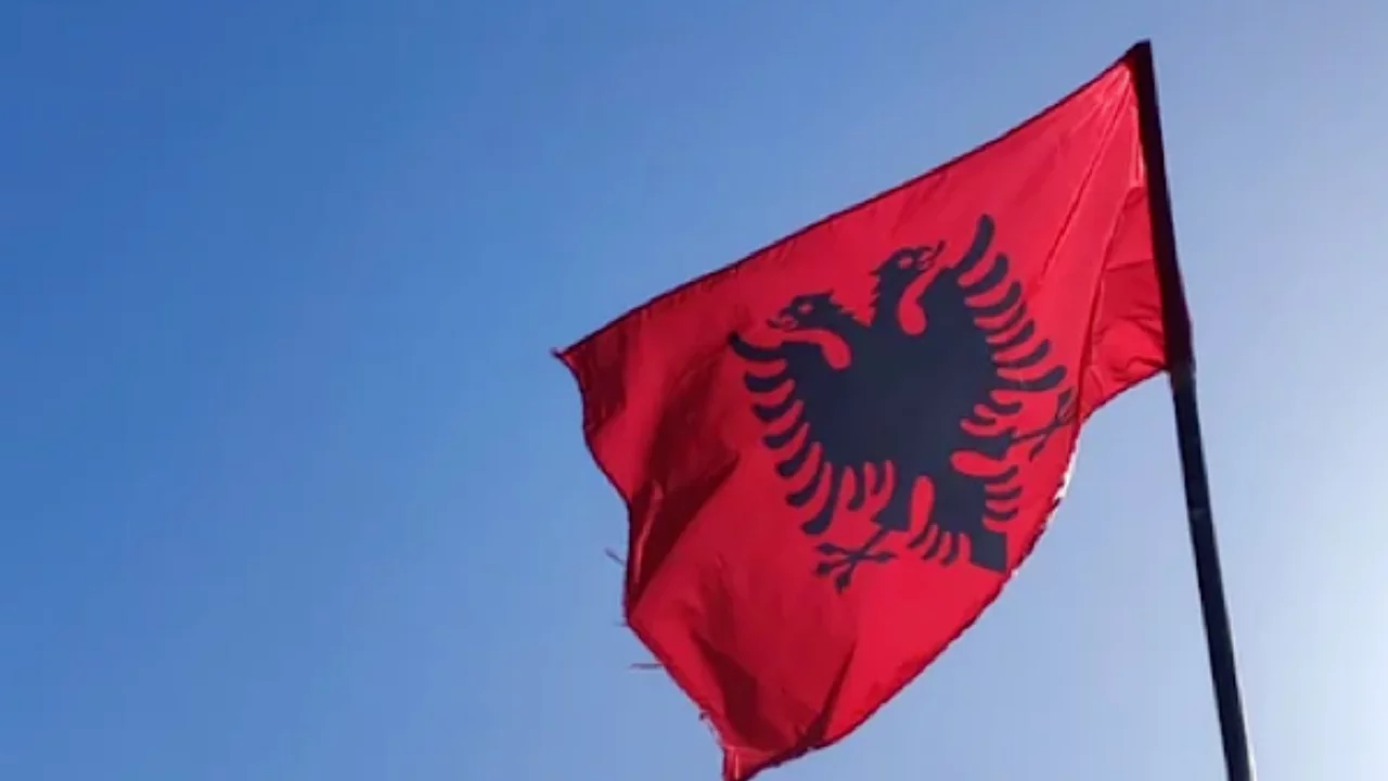Arnavutluk'ta öğrenci protestoları şiddetlendi! Eğitim bakanlığı önünde çatışma