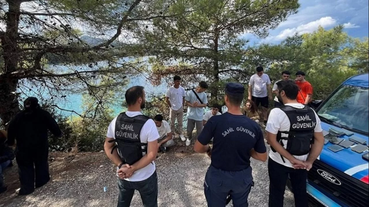 Sahil g&uuml;venlik ve jandarma harekete ge&ccedil;ti! 18 d&uuml;zensiz g&ouml;&ccedil;men yakalandı