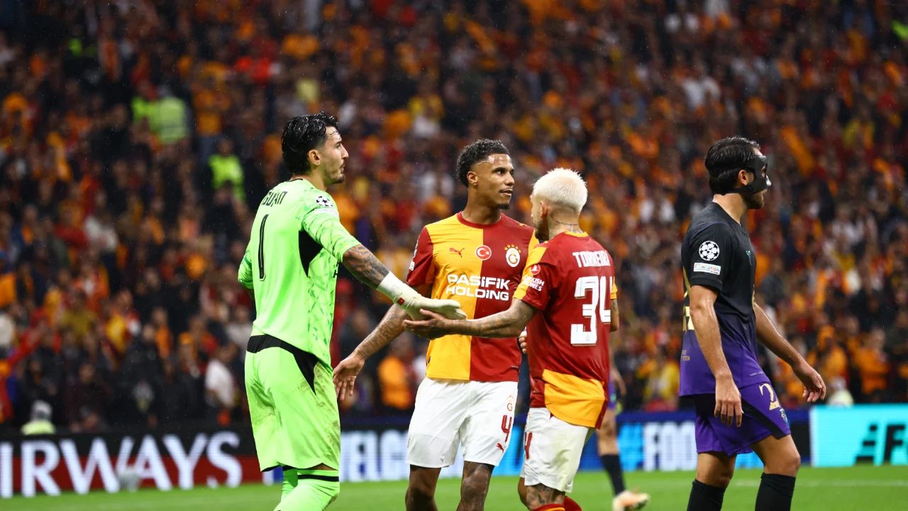 Galatasaray'da Barcelona maçında sakatlık şoku! Lucas Torreira oyuna devam edemedi