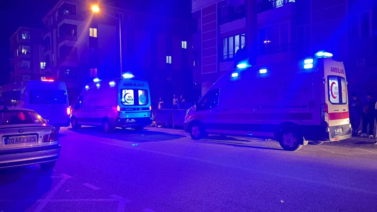 &Ccedil;orum'da feci kaza! Otomobiller savruldu, minib&uuml;se &ccedil;arpıp kaldırıma &ccedil;ıktı: 4 yaralı