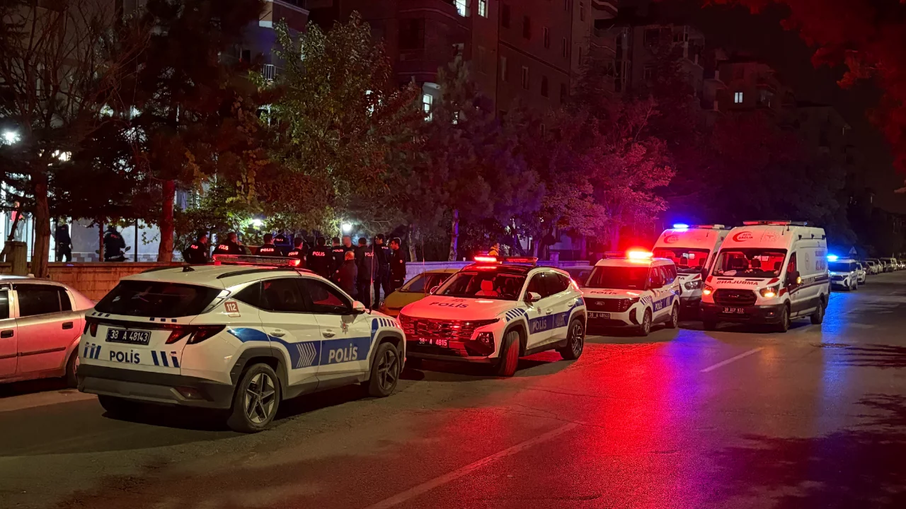 Aile i&ccedil;i tartışma kanlı bitti! Babasını &ouml;ld&uuml;rd&uuml;kten sonra canına kıymaya kalktı