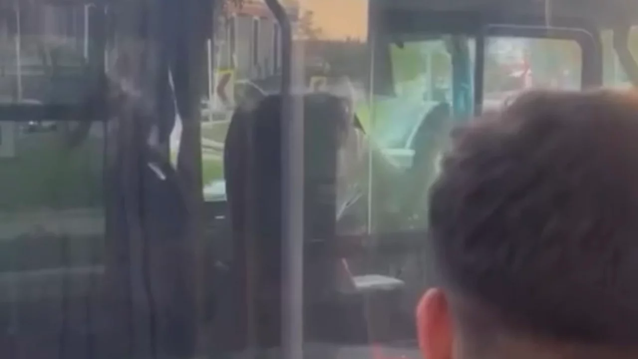 Bursa'da trafikte sinirler gerildi! Otob&uuml;s ve minib&uuml;s şof&ouml;rleri tartıştı