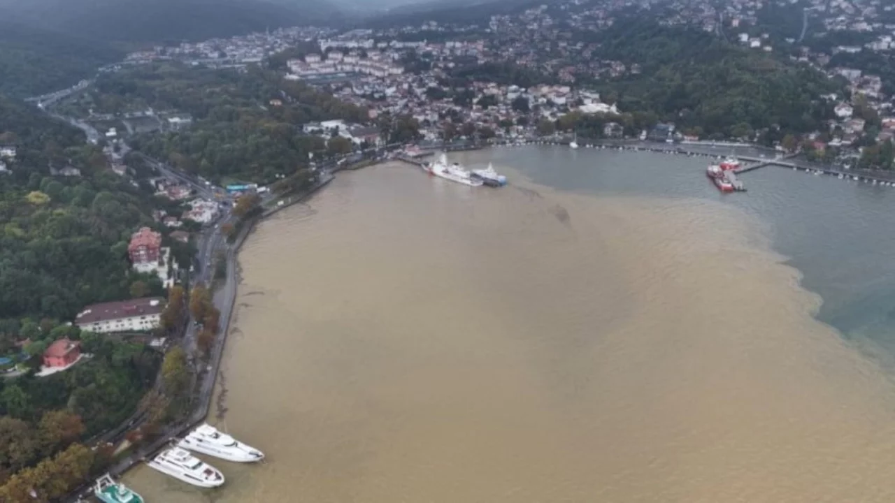 İstanbul Boğazı'nın rengi kahverengiye d&ouml;nd&uuml;