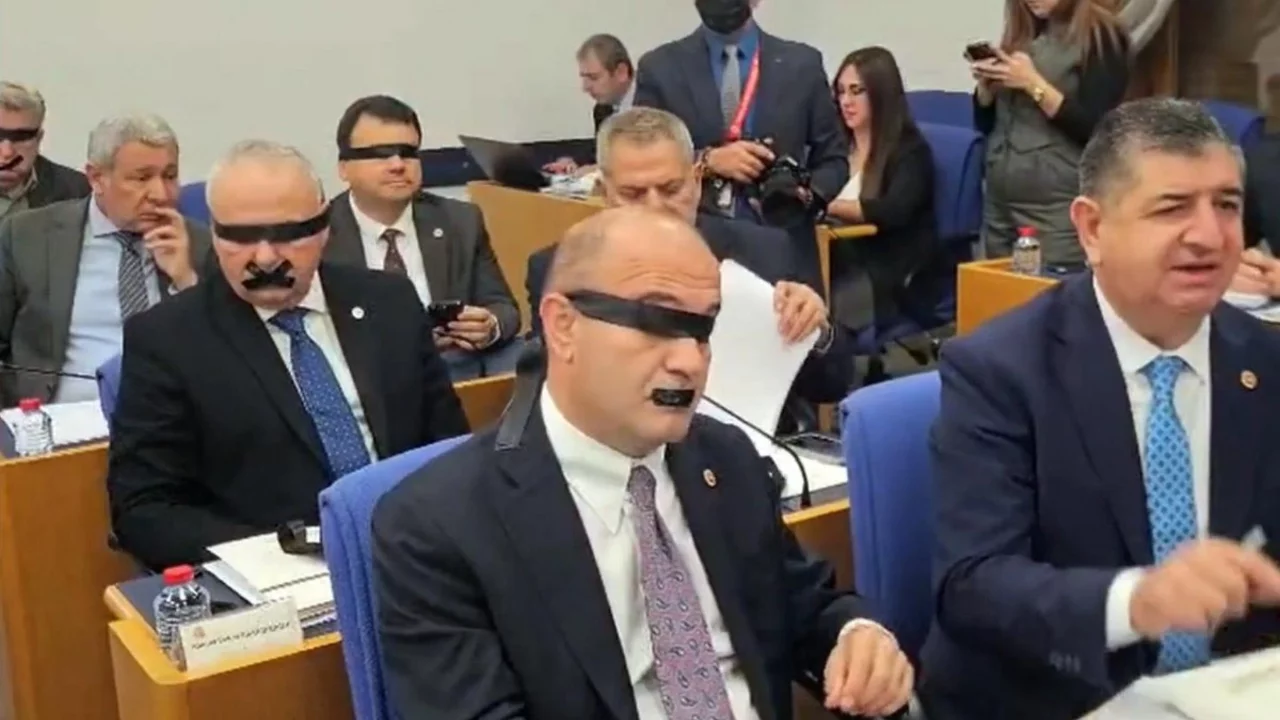G&ouml;r&uuml;nt&uuml; bu sabah TBMM'de kaydedildi! G&ouml;zlerini, ağızlarını bantladılar