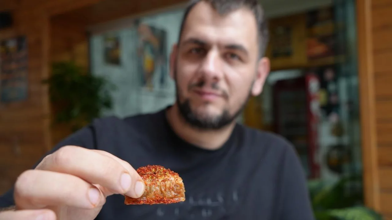 &Ccedil;ayı hatta baklavayı bile acı biberle yiyor: Kırmızıya boyamadığı yemeği yiyemiyor