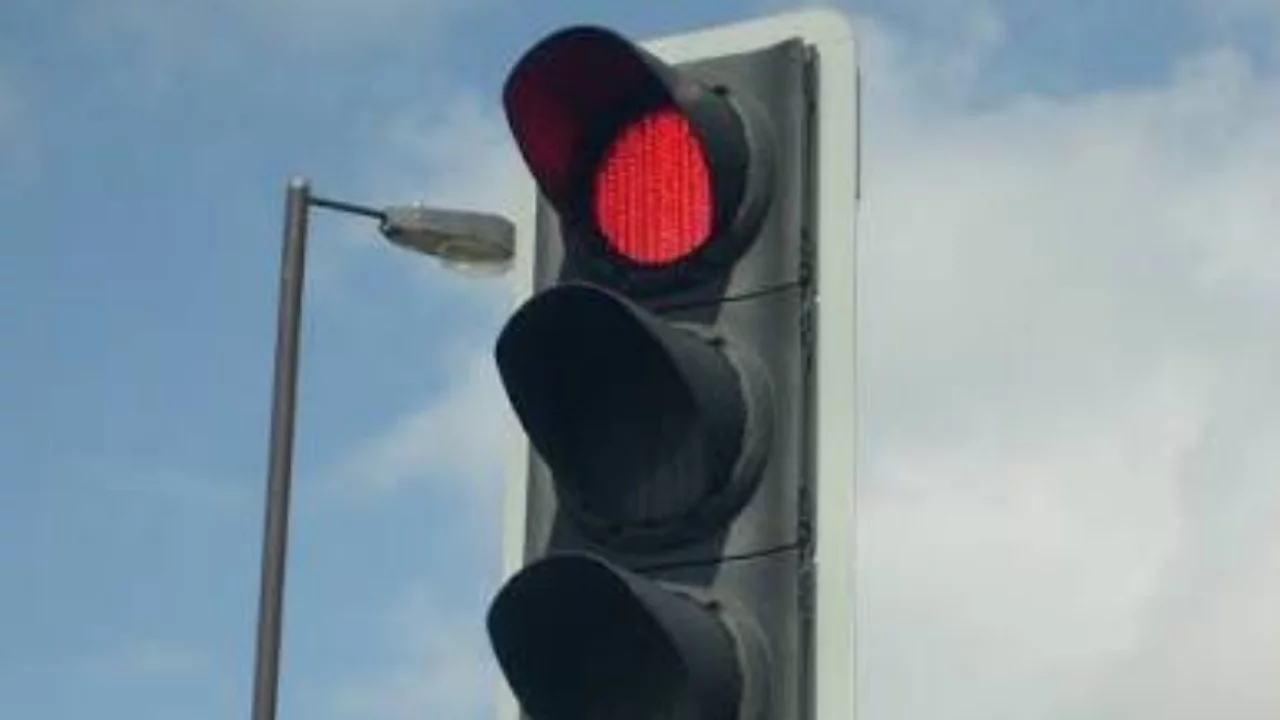 Trafik ışıklarına dördüncü renk geliyor: Beyaz ışık ne anlama gelecek? 