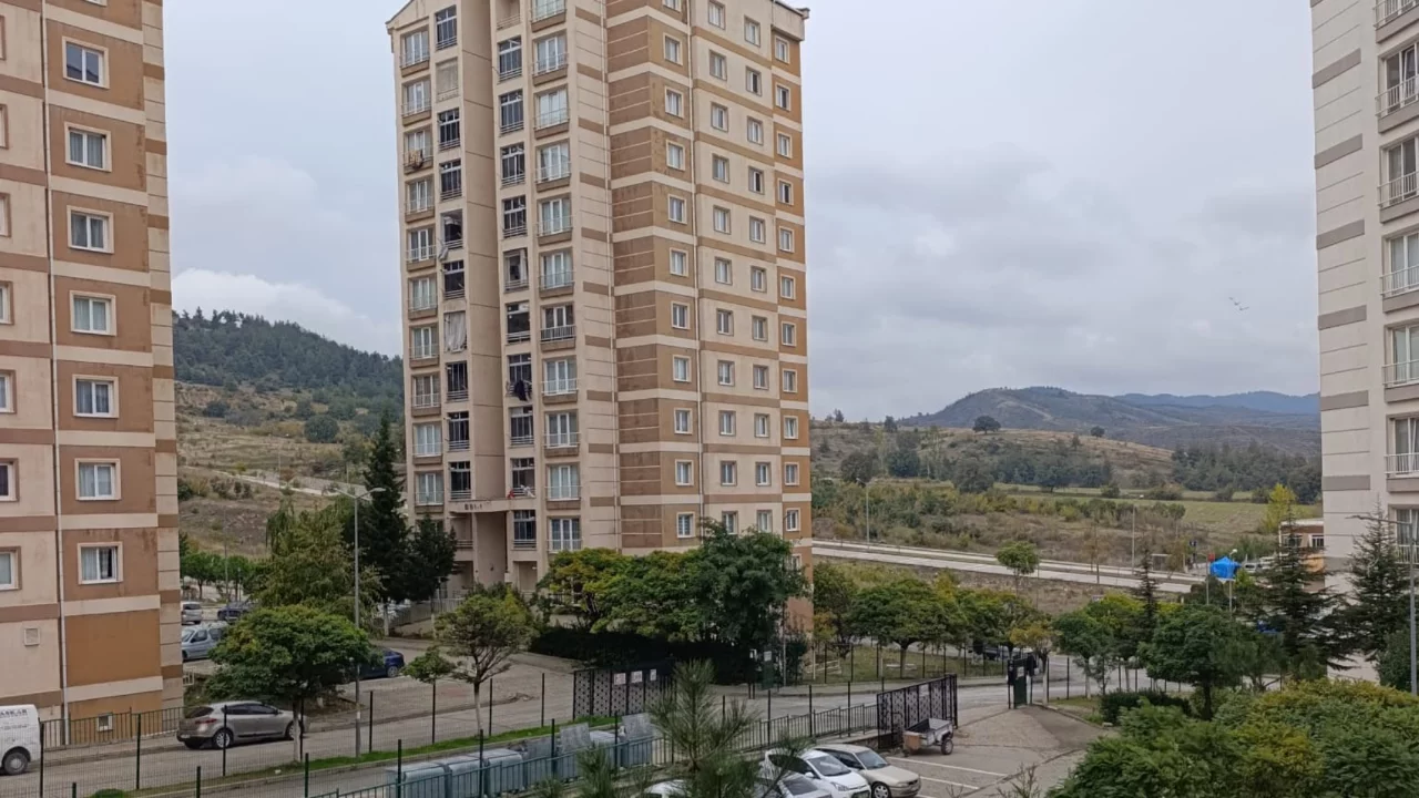 Bursa'da TOKİ sakinlerinin aidat isyanı sonu&ccedil; verdi! Kararı mesajla duyurdular...
