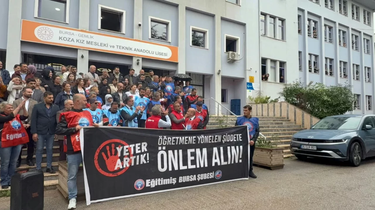 Gemlik'te &ouml;ğretmene darp iddiasına sendikalardan tepki
