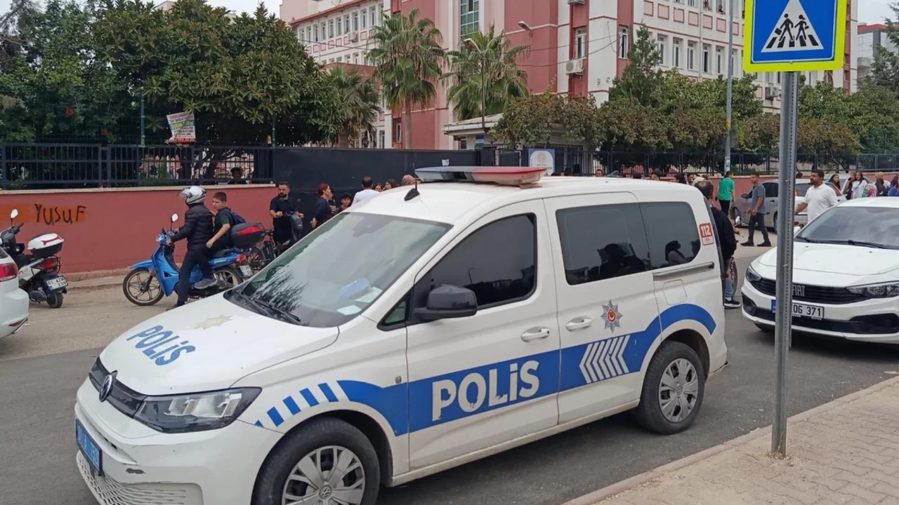 Ortaokulda kız &ouml;ğrenci, sınıf arkadaşını bı&ccedil;akladı