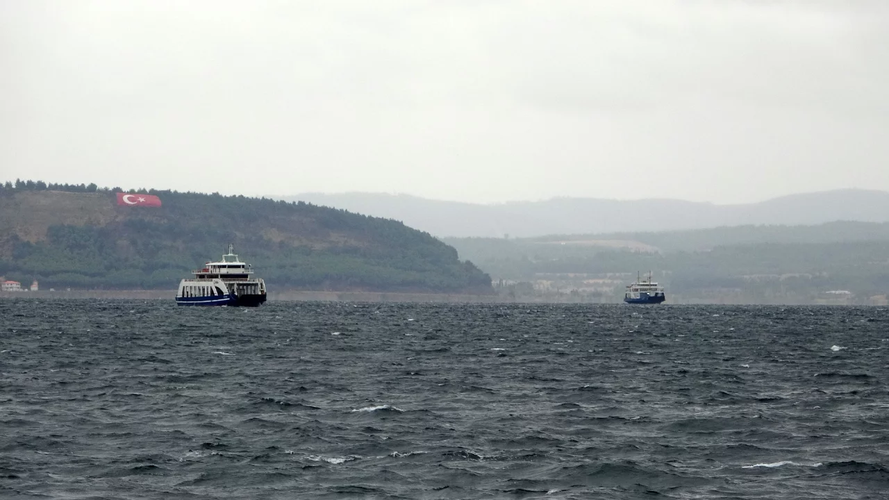 Bozcaada'ya bazı feribot seferleri iptal edildi
