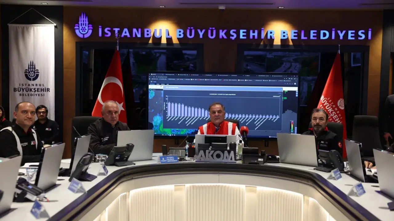 İstanbul'da yağış sürüyor: 'Gerekmedikçe evinizden ayrılmayın'