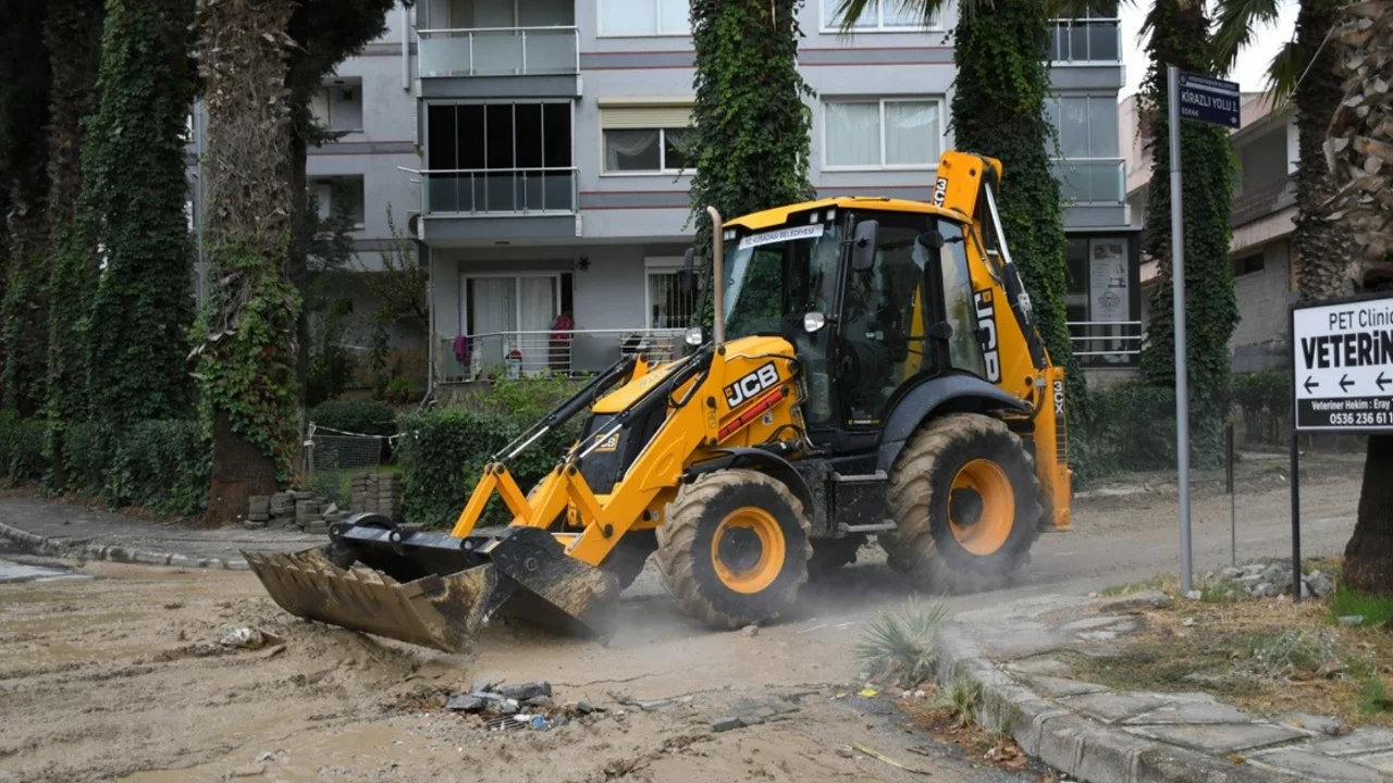 Kuşadası'nda fırtına sonrası ekipler sahaya indi