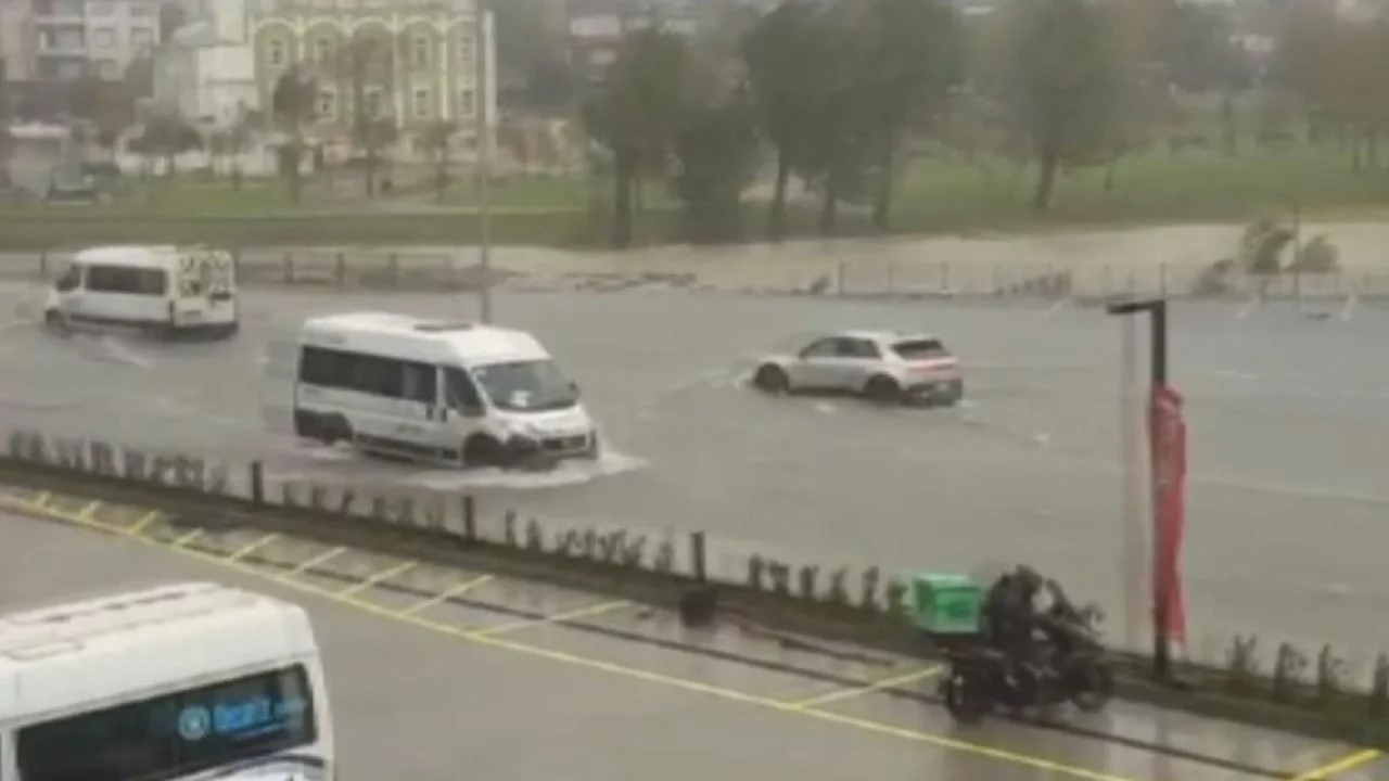 İstanbul'da sağanak hayatı felç etti! Yollar göle döndü, trafik yüzde 89'a çıktı
