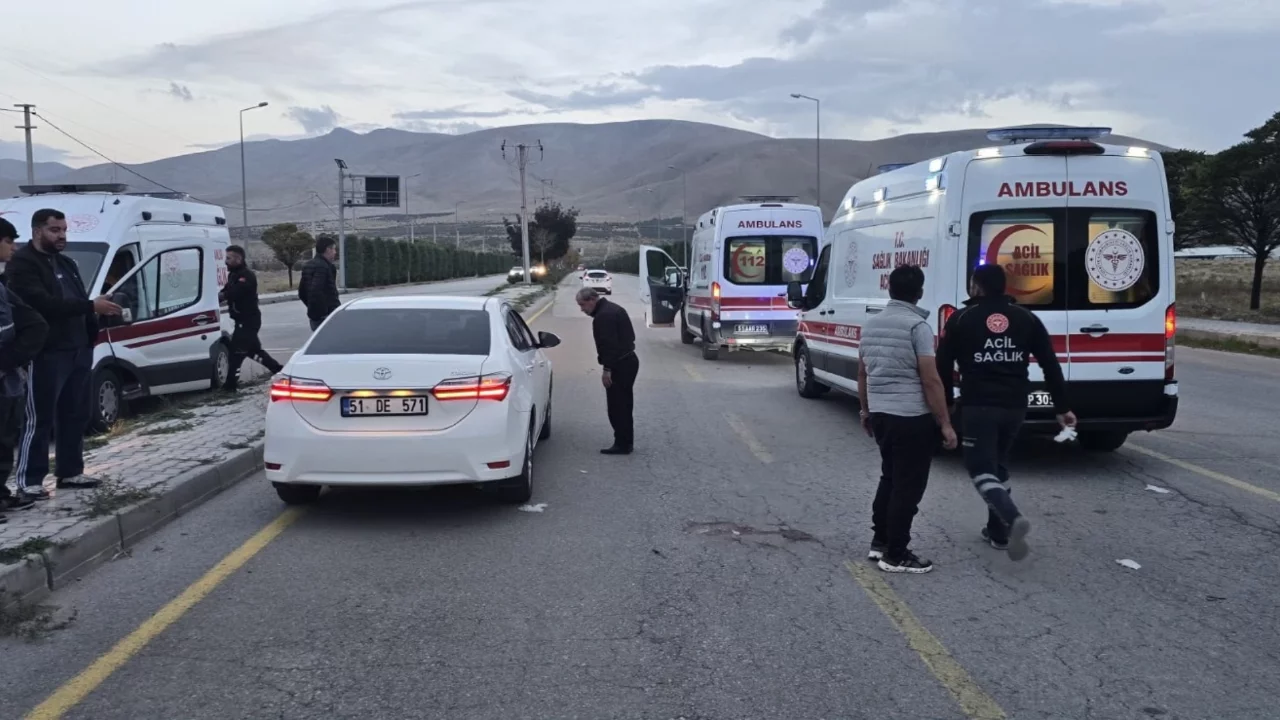 Niğde'de motosiklet kazası! 2 yaralı, otomobil sürücüsü kaçtı