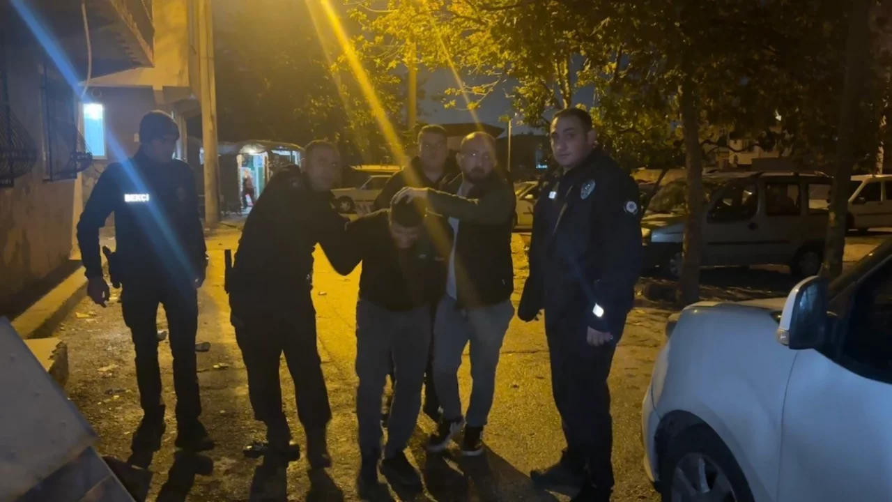 Bursa'da mahalle ayağa kalktı! Cinayetten aranan arkadaşını yakalatmamak için havaya ateş açtı