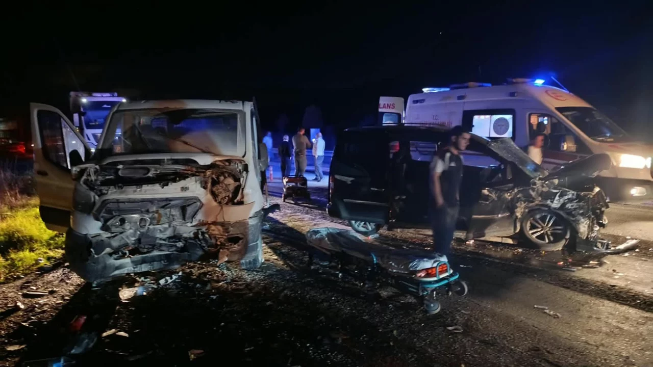 Manisa'da zincirleme kaza! 5 kişi yaralandı, birinin durumu ağır