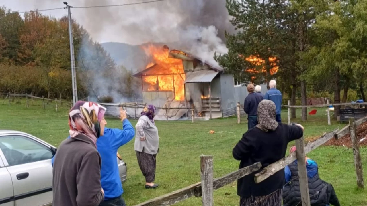 Sakarya'da korkutan yangın! Alevler evi sardı, geriye yıkıntılar kaldı