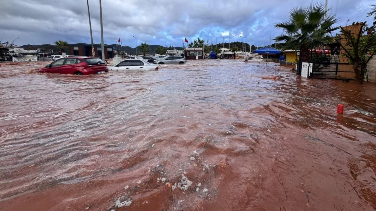 Antalya'da şiddetli yağış hayatı fel&ccedil; etti! Sel ara&ccedil;ları s&uuml;r&uuml;kledi, 22 kişi kurtarıldı