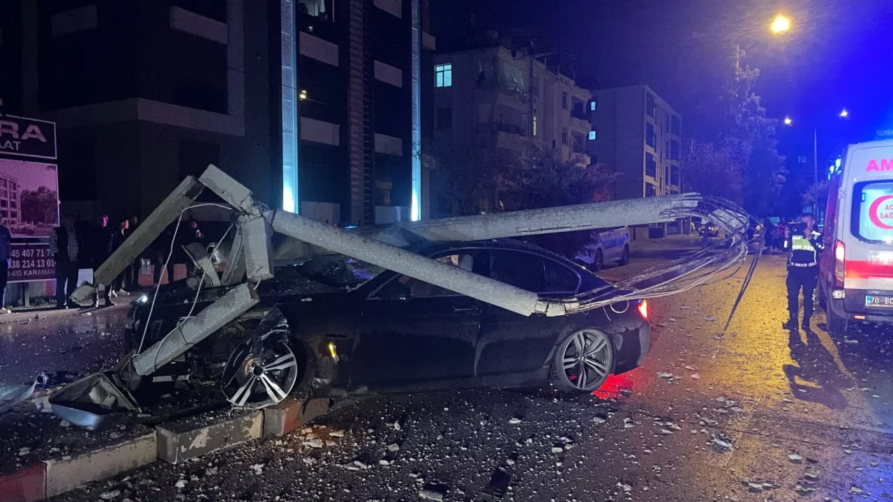 Karaman'da feci kaza! beton direk yola devrildi, 2 kişi yaralandı