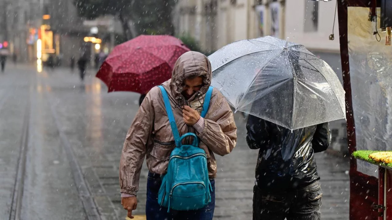 Karadeniz Siklonu rotasını değiştirdi! İstanbul'un ardından o iller i&ccedil;in alarm verildi